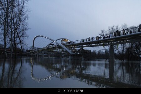 A szolnoki Tiszavirág híd avatója-stock-foto