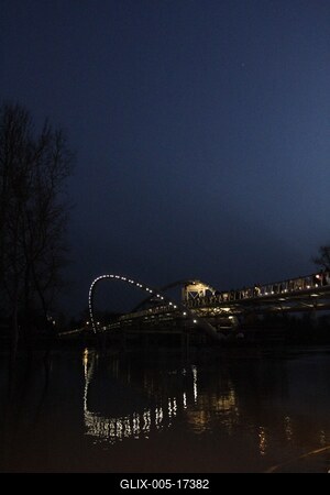 A szolnoki Tiszavirág híd avatója-stock-foto
