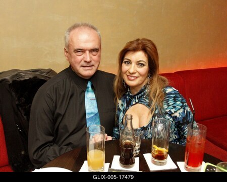 Jótékonysági pultozás sztárokkal-stock-foto