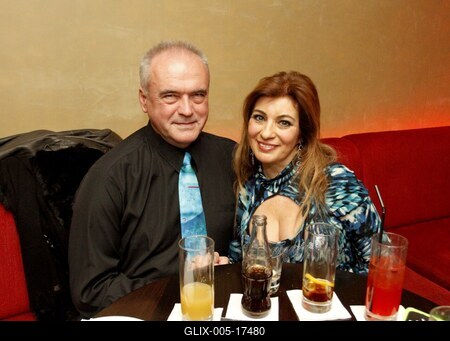 Jótékonysági pultozás sztárokkal-stock-foto