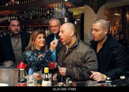 Jótékonysági pultozás sztárokkal-stock-foto