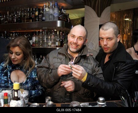 Jótékonysági pultozás sztárokkal-stock-foto