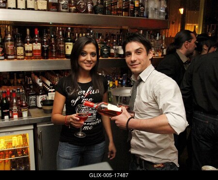 Jótékonysági pultozás sztárokkal-stock-foto