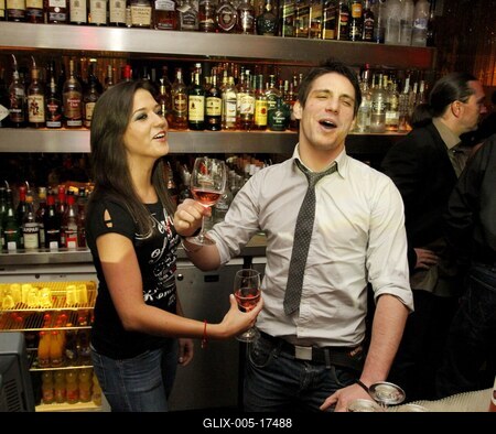 Jótékonysági pultozás sztárokkal-stock-foto