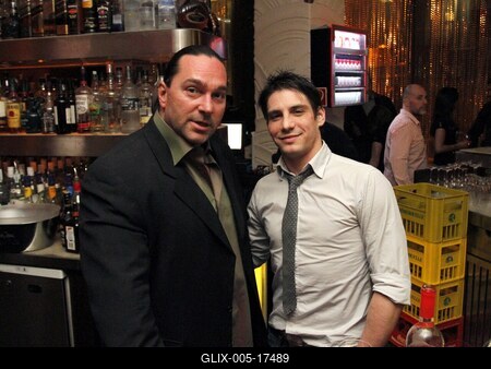 Jótékonysági pultozás sztárokkal-stock-foto