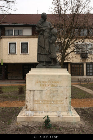 Kaszab Károly: Anyák szobra-stock-foto