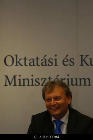 Hiller István részt vesz a Felsőoktatási Kerekasztal ülésén-stock-foto