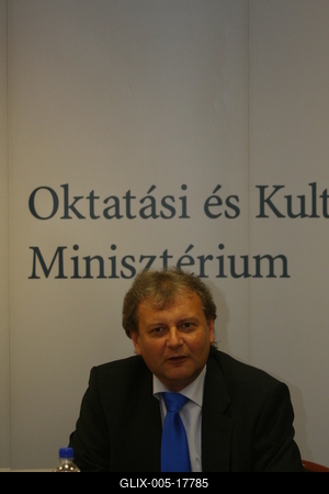 Hiller István részt vesz a Felsőoktatási Kerekasztal ülésén-stock-foto