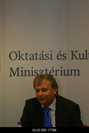 Hiller István részt vesz a Felsőoktatási Kerekasztal ülésén-stock-foto