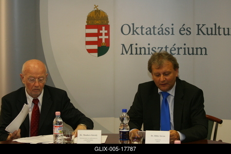 Hiller István részt vesz a Felsőoktatási Kerekasztal ülésén-stock-foto