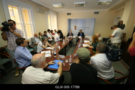 Hiller István részt vesz a Felsőoktatási Kerekasztal ülésén-stock-foto