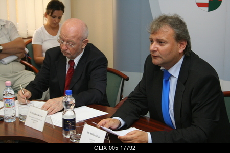 Hiller István részt vesz a Felsőoktatási Kerekasztal ülésén-stock-foto