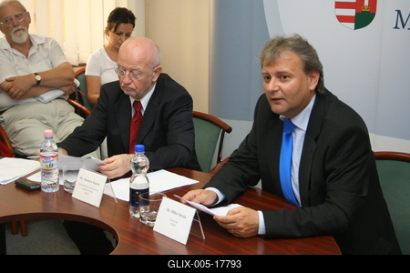 Hiller István részt vesz a Felsőoktatási Kerekasztal ülésén-stock-foto