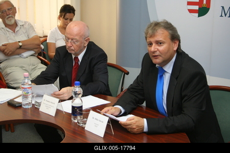 Hiller István részt vesz a Felsőoktatási Kerekasztal ülésén-stock-foto