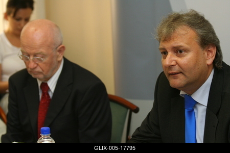 Hiller István részt vesz a Felsőoktatási Kerekasztal ülésén-stock-foto