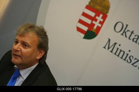 Hiller István részt vesz a Felsőoktatási Kerekasztal ülésén-stock-foto