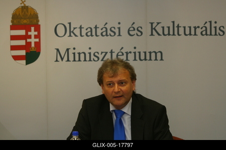 Hiller István részt vesz a Felsőoktatási Kerekasztal ülésén-stock-foto