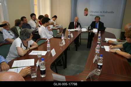 Hiller István részt vesz a Felsőoktatási Kerekasztal ülésén-stock-foto