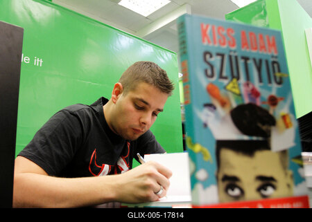 Kiss Ádám dedikálja könyvét-stock-foto