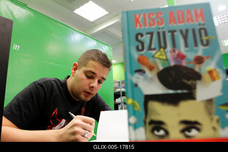 Kiss Ádám dedikálja könyvét-stock-foto