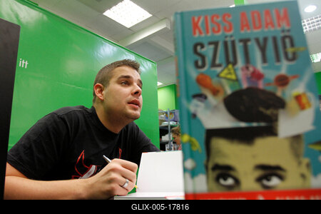 Kiss Ádám dedikálja könyvét-stock-foto