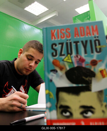 Kiss Ádám dedikálja könyvét-stock-foto