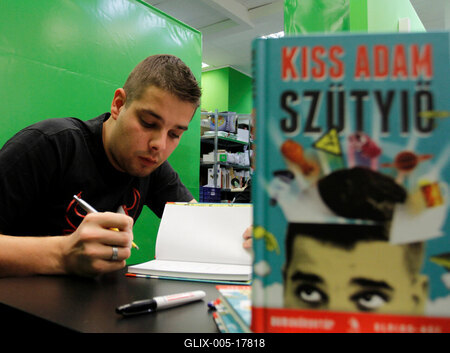 Kiss Ádám dedikálja könyvét-stock-foto