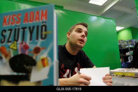 Kiss Ádám dedikálja könyvét-stock-foto