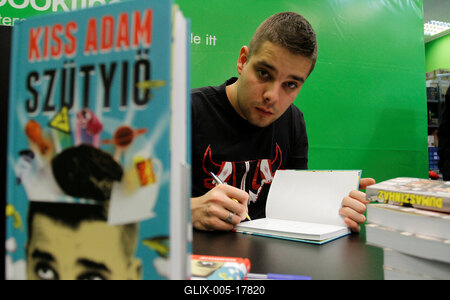 Kiss Ádám dedikálja könyvét-stock-foto