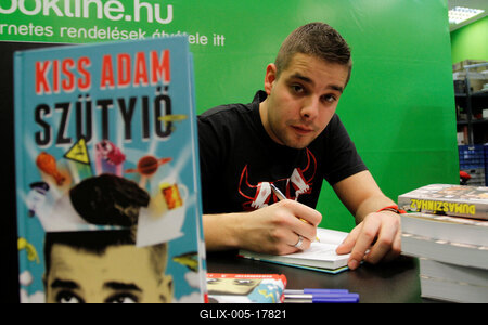 Kiss Ádám dedikálja könyvét-stock-foto