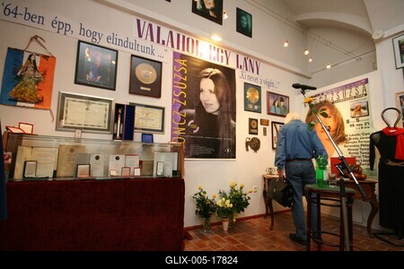 Koncz Zsuzsa-életműkiállítás a Komédiumban-stock-foto