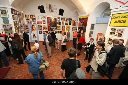 Koncz Zsuzsa-életműkiállítás a Komédiumban-stock-foto