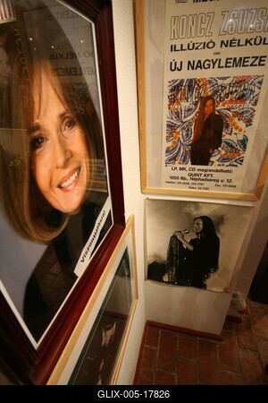 Koncz Zsuzsa-életműkiállítás a Komédiumban-stock-foto