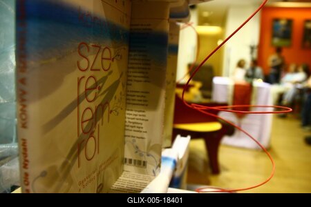 Láma Ole Nydhal könyvét dedikálja-stock-foto