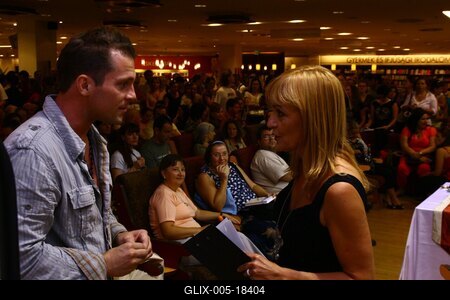 Láma Ole Nydhal könyvét dedikálja-stock-foto