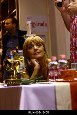 Láma Ole Nydhal könyvét dedikálja-stock-foto