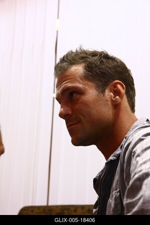 Láma Ole Nydhal könyvét dedikálja-stock-foto