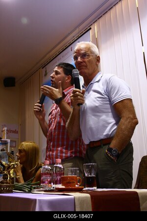 Láma Ole Nydhal könyvét dedikálja-stock-foto