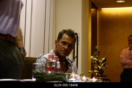 Láma Ole Nydhal könyvét dedikálja-stock-foto