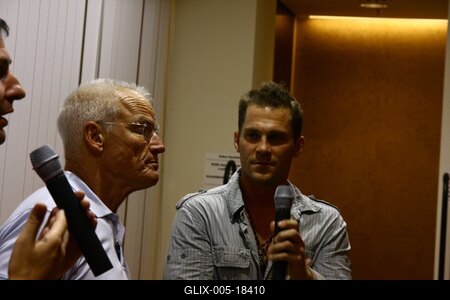 Láma Ole Nydhal könyvét dedikálja-stock-foto