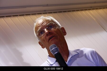 Láma Ole Nydhal könyvét dedikálja-stock-foto