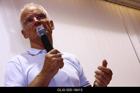 Láma Ole Nydhal könyvét dedikálja-stock-foto