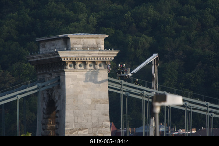 Felmászott egy férfi a Lánchídra-stock-foto