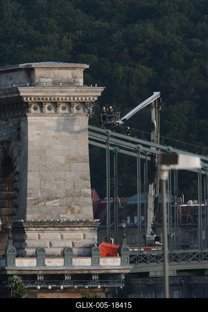 Felmászott egy férfi a Lánchídra-stock-foto