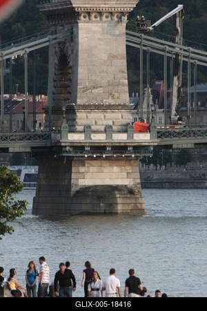 Felmászott egy férfi a Lánchídra-stock-foto