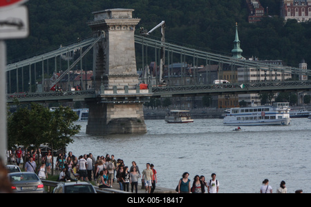 Felmászott egy férfi a Lánchídra-stock-foto