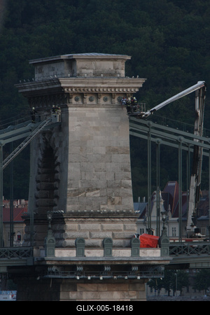 Felmászott egy férfi a Lánchídra-stock-foto