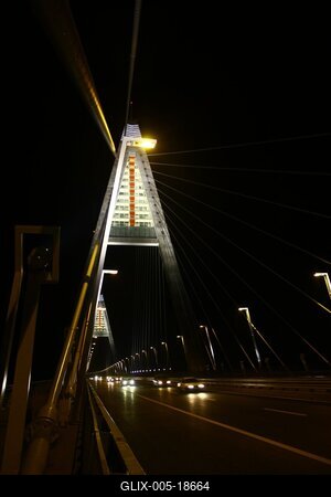 A Megyeri híd díszkivilágításban-stock-foto