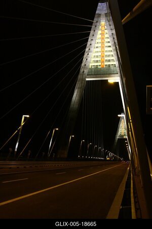 A Megyeri híd díszkivilágításban-stock-foto