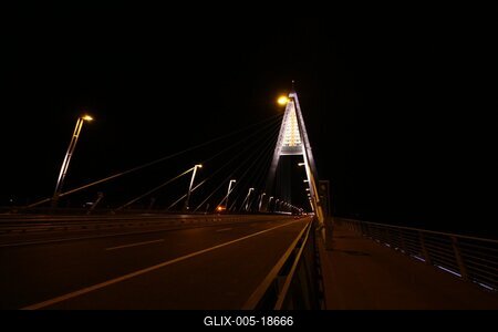 A Megyeri híd díszkivilágításban-stock-foto